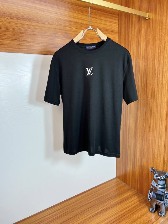Lv 路易威登 2025年春夏新品上新 三标齐全 丝光棉圆领短袖T恤 好货不用过多介绍 看细节 专柜码数 M-Xxxl 175 140建议L