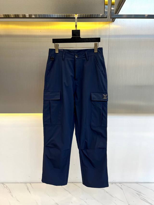 LV 25S新品低调男士工装裤 面料给满分 高密度斜纹面料手感无敌顺滑 一条有逼格的裤子 可遇不可求 千万不要错过 上身效果超棒 今年最期待的一款短裤 价格p虽