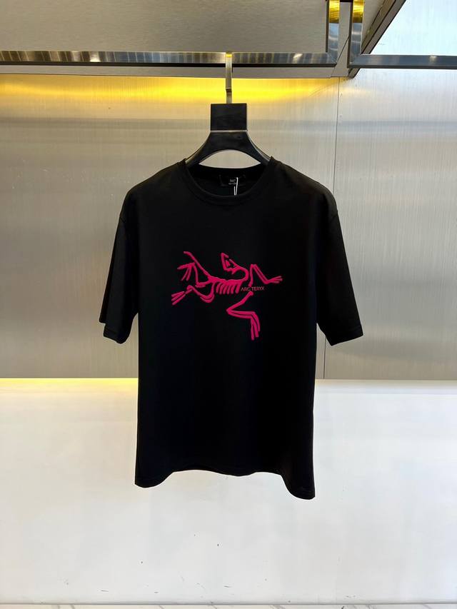 Arcteryx 始祖鸟 25S新品时尚潮流休闲短袖T恤 采用进口双纱欧棉面料 温儒柔软 细腻柔软 上身自然是舒适 凉爽 胸前彩色压印图案Logo时尚立体 颜色