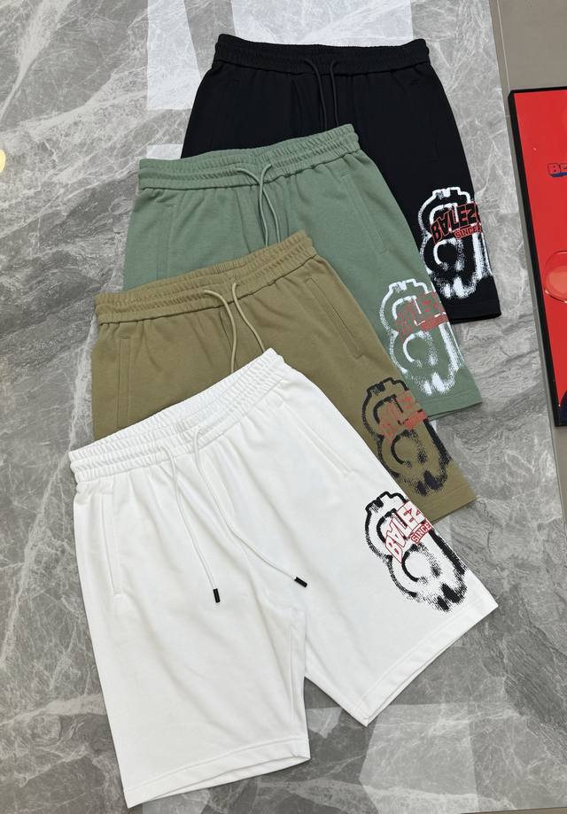 balenciag*巴黎-世家短裤推荐 25S五分休闲短裤.男女同款 侧身无缝工艺.经典品牌字母图形印花视觉冲击力时尚感强 采用360G毛线圈纯棉面料.手感舒适