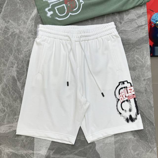 balenciag*巴黎-世家短裤推荐 25S五分休闲短裤.男女同款 侧身无缝工艺.经典品牌字母图形印花视觉冲击力时尚感强 采用360G毛线圈纯棉面料.手感舒适