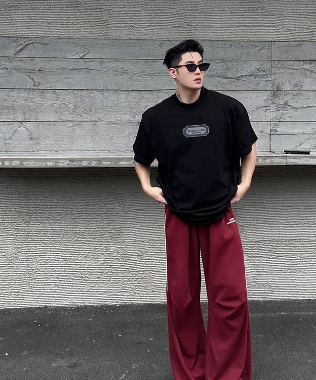 短袖 短裤 dior*迪奥25S夏季新款潮牌T恤.可搭配短裤成套.经典刀片字母造型.立体刺绣工艺.视觉感受超前 悬垂感强 手感质感都极完美.时尚又好看 定制 G
