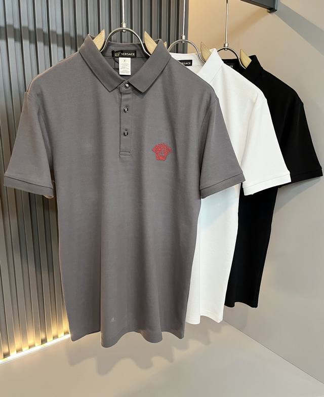 Ver**Ce范*哲 2025春夏新款新品 贸易渠道订单 美杜莎女王刺绣Logo翻领polo衫意大利制作 奢华品质成就时装地位 精选客供珠地棉面料 经由印花工艺