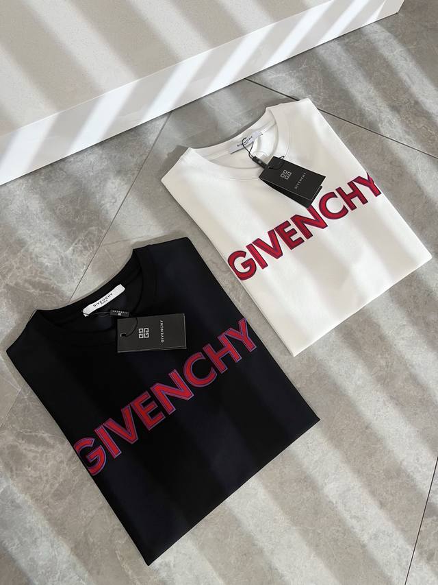 Giv*Chy 纪*希2025春夏新款男女同款短袖T恤 主创时尚注入了全新时尚能量 通过探索各种题材和性感魅力 极具辨识度 引领全新街头时尚潮流 该款是G家独家