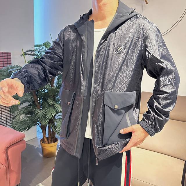 杰尼亚 顶级版本 2025早春新款夹克外套 原版1:1订制五金配件全进口原版定制 欢迎专柜对比 超柔软 超级重工 面料做工杠杠的版型完美 注意面料超舒服 独家款