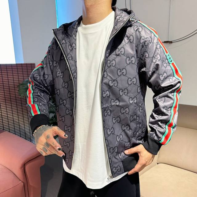 古奇 顶级版本 2025早春新款夹克外套 原版1:1订制五金配件全进口原版定制 欢迎专柜对比 超柔软 超级重工 面料做工杠杠的版型完美 注意面料超舒服 独家款