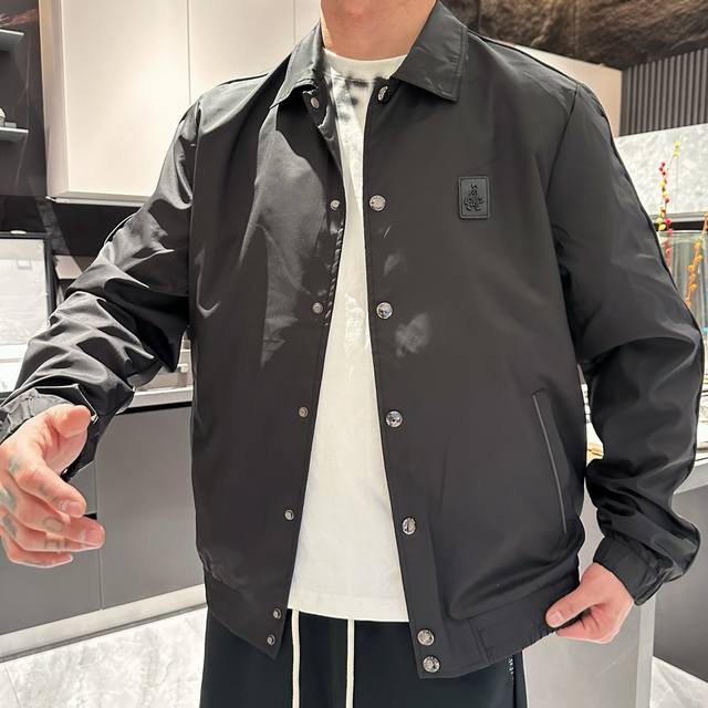 普拉达 顶级版本 2025早春新款夹克外套 原版1:1订制五金配件全进口原版定制 欢迎专柜对比 超柔软 超级重工 面料做工杠杠的版型完美 注意面料超舒服 独家款