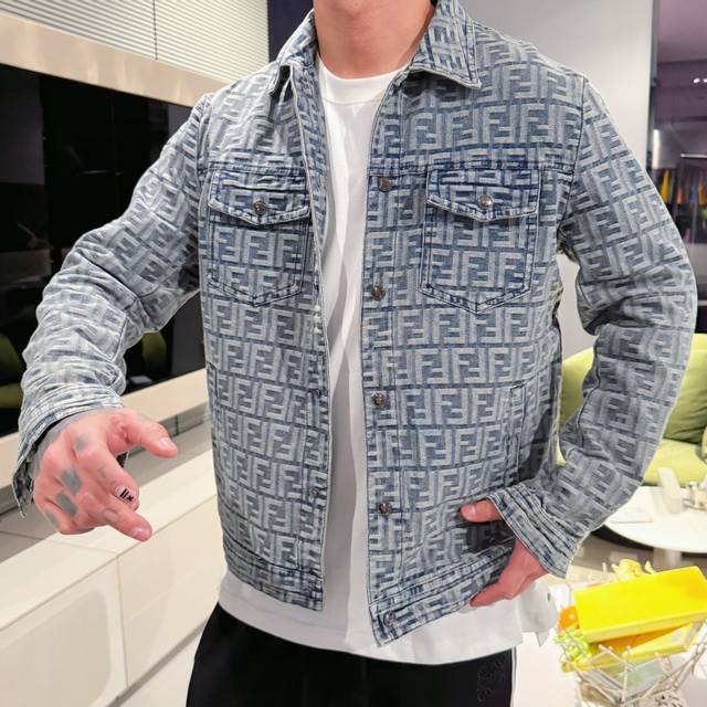 芬迪 顶级版本 2025早春新款水洗字母牛仔外套 闭眼入的一款 上身无敌百搭好看 原版开模定制Logo 牛仔水洗多次调整保证颜色饱和度无差 五金皮料都是开模定制