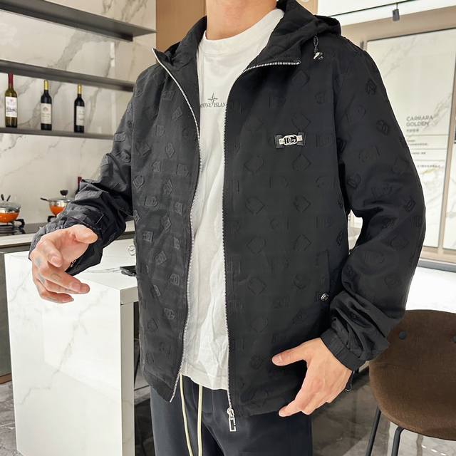 Dg 顶级版本 2025早春新款夹克外套 原版1:1订制五金配件全进口原版定制 欢迎专柜对比 超柔软 超级重工 面料做工杠杠的版型完美 注意面料超舒服 独家款