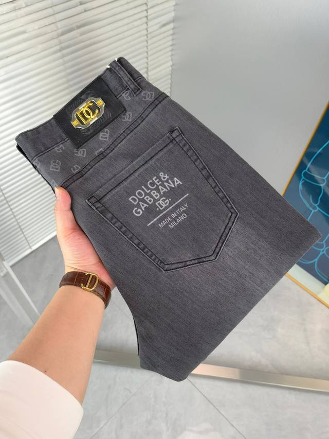 Dg 新款来袭2630新春爆款新品 专柜有售 实体店极品牛仔裤专柜原版1:1好货 适合各个年龄段 市场最高版本的欧洲进口面料 舒适柔软亲肤 上身效果超级棒时尚百