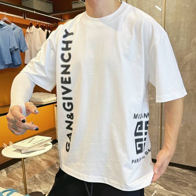 Gvc* 顶级版本 秋冬新品加厚290克短袖 火爆上市啦 定制顶级优选洗水棉面料 上身舒适度高 专柜同款装饰 轻奢内敛低调奢华 内搭外穿轻松驾驭不挑人 裁剪精细