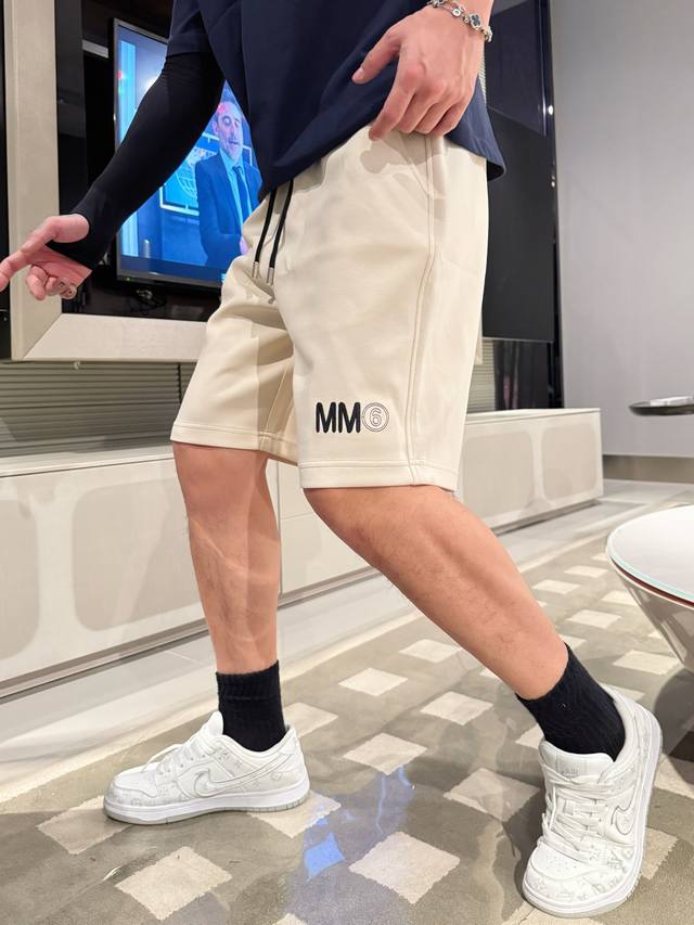 Mm6 顶级货品2025夏季新款休闲短裤 官网同步发售 品牌经典Logo休闲裤 定制面料 舒适度极好 手触感强烈 辨识度极高 完美品相工艺 尺码 M-3Xl