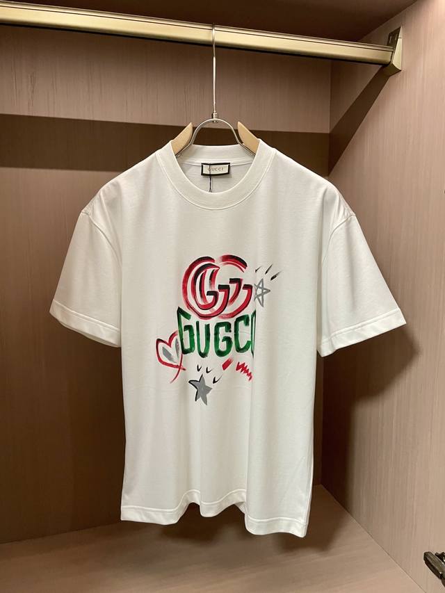 gucc 25Ss夏季新款手绘短袖T恤 专柜同步 每一件都是纯手工画制而成.独特的Logo 个性艺术系列全网独家首发 百搭款细节处理完美240克纯棉面料十分精致