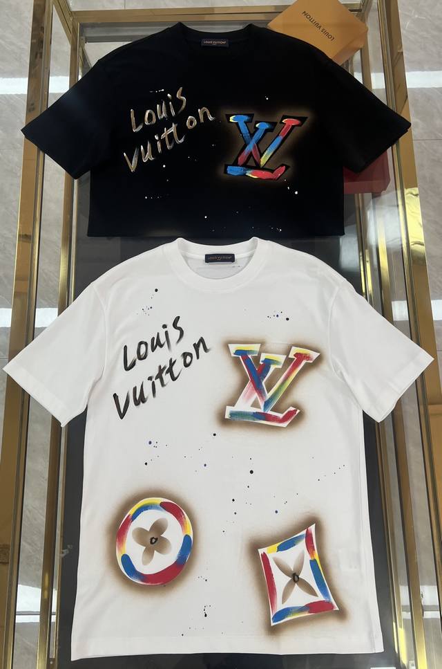 Lv 2025春夏新款首发专柜最新款短袖圆领T恤 高端订制 设计前卫时尚 品牌Logo重师傅真手绘工艺设计 高端定制丝光云朵棉面料.手感柔软.穿着舒适.专柜级别