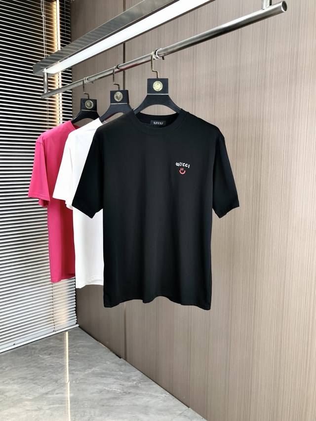 Gucci 穿200斤 宽松版 顶级货品2025春夏新款首发专柜最新款短袖圆领T恤 高端订制 设计前卫时尚 品牌Logo重工艺设计 高端定制天丝面料.手感柔软.