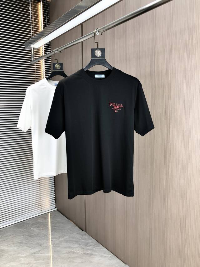 普拉达 穿200斤 宽松版 顶级货品2025春夏新款首发专柜最新款短袖圆领T恤 高端订制 设计前卫时尚 品牌Logo重工艺设计 高端定制天丝面料.手感柔软.穿着