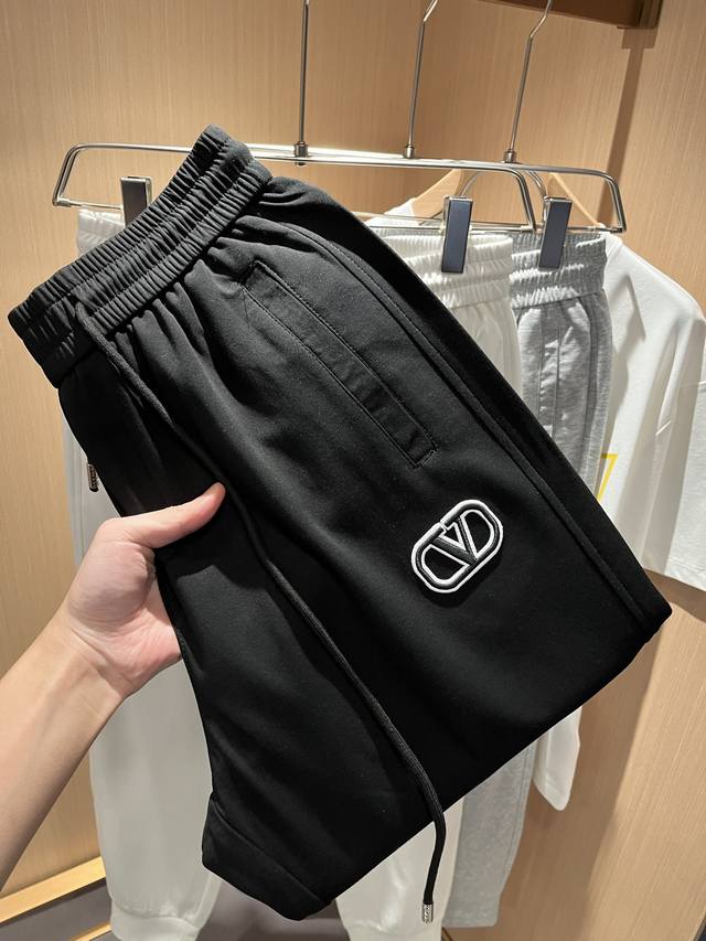 Valenti*O华伦*奴#2025春夏男女同款休闲裤 前后采用字母Logo图案刺绣工艺设计 简单时尚而年轻 百搭风格 上身感很年轻优雅 永远不会过时 各大柜台