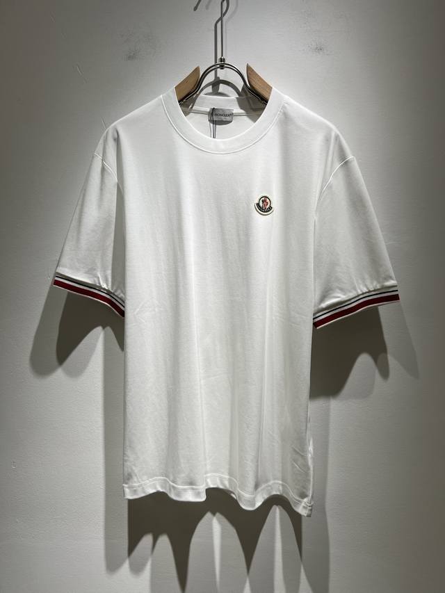 Moncler蒙家 2025春夏最新男女同款贸易订单短袖T恤 全品相 网红款 采用Logo图案徽章设计 上身舒适透气 不僵硬 整体有着丰富的立体感 品质出口订单