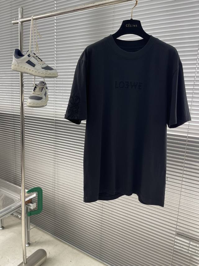 loew 25Ss春夏系列圆领T恤 尺码: M-5Xl 版型 微阔版型 克重 220克重 潮棉短袖 成份 100%棉 面料表面纹理细腻平整 触感亲肤顺滑挺括且有