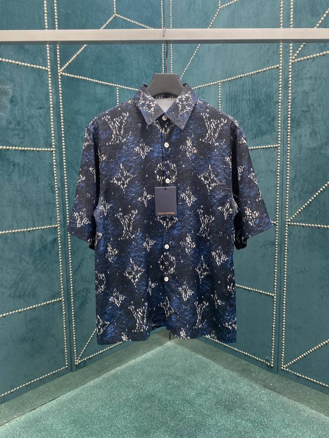 驴家 25Ss春夏新款短袖衬衫聚焦当季 Monogram Regatta 印花 棉质府绸浸染深邃色彩 海浪般翻涌的纹理之上 航行的小船图案紧密簇拥 组成全幅 M
