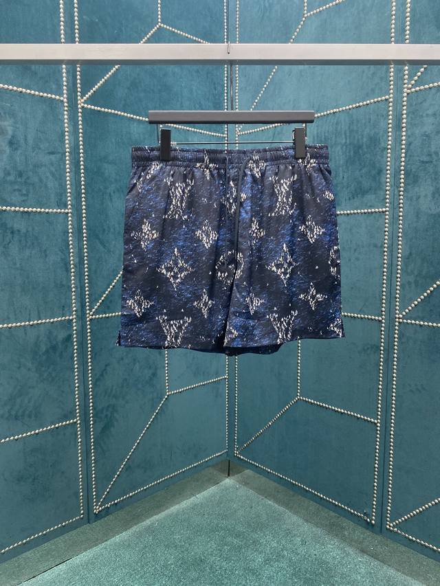 驴家 25Ss春夏新款短裤聚焦当季 Monogram Regatta 印花 棉质府绸浸染深邃色彩 海浪般翻涌的纹理之上 航行的小船图案紧密簇拥 组成全幅 Mon