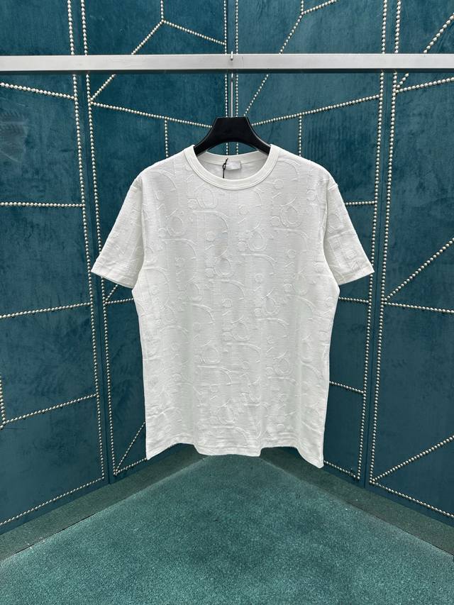 迪奥 25Ss新款 T 恤是二零二五秋季男装系列新品 饰以经典的 Oblique 印花 采用白色棉质平纹针织面料精心制作 通体饰以剪线提花工艺 Oblique
