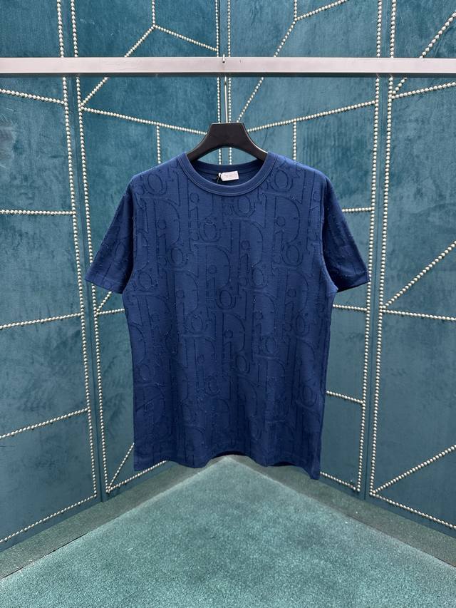 迪奥 25Ss新款 T 恤是二零二五秋季男装系列新品 饰以经典的 Oblique 印花 采用深蓝色棉质平纹针织面料精心制作 通体饰以剪线提花工艺 Oblique