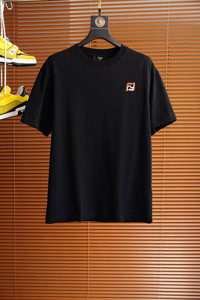 2025Ss系列新品 fendi 芬迪 时尚圆领短袖高级定制百搭款式 更有实用感 任何人都可以轻松驾驭 采用经典双丝光面料工艺 奢华经典品牌字母Logo设计 非