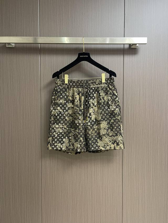 整套 lv 2025Ss扎染挂毯图案夏威夷牛仔短袖衬衫短裤套装 男女日常通勤穿搭必备单品 98 棉 2 弹力纤维牛仔面料 染工艺 激光烧花工艺 定位裁剪 水洗做