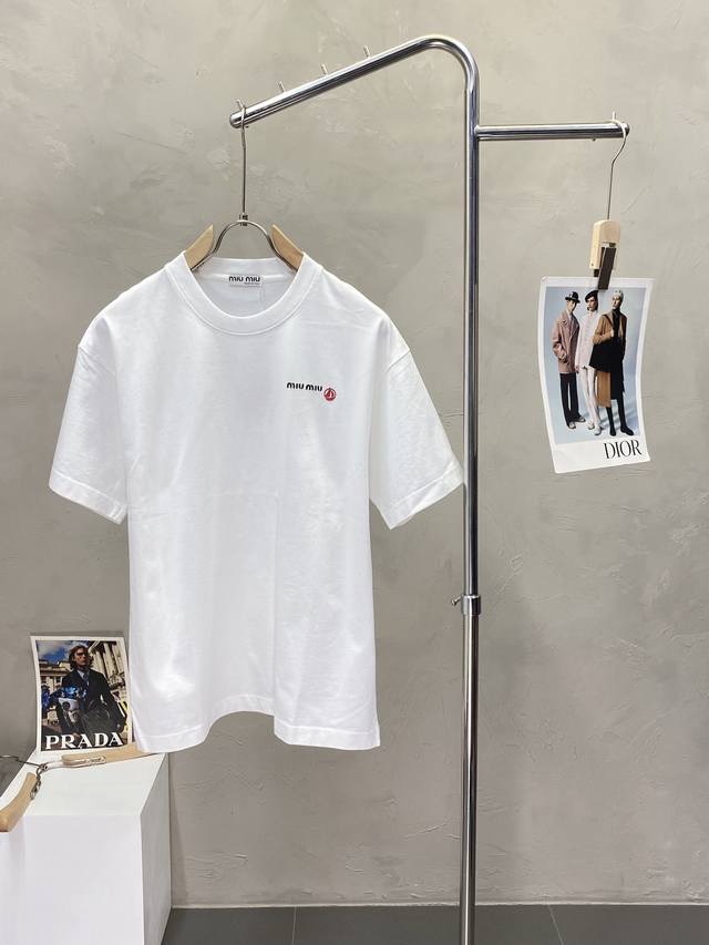 Miumiu谬谬独家专供新款原单男士休闲短袖 高端定制 高版本 时尚百搭爆款进口面料 手感超柔软细腻 穿着亲肤舒适 高端精品 代工厂p精细做工 上身非常赞 男士
