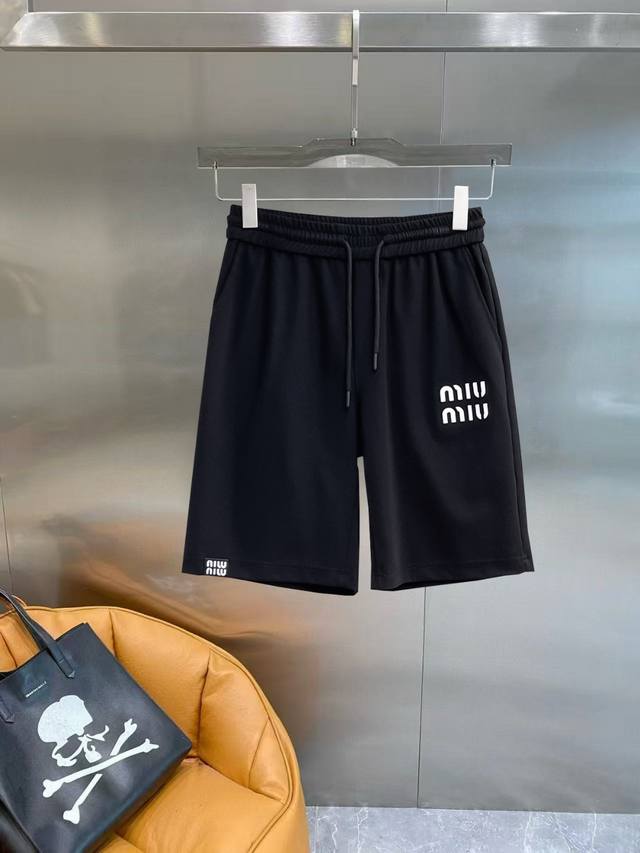 Miumiu 缪缪 2025Ss夏季新款原单专柜休闲短裤 奢华经典品牌原版Logo配饰 专柜热销款 身穿着非常舒适 低调不失奢华 穿出去非常有档次 裤型款式和裁