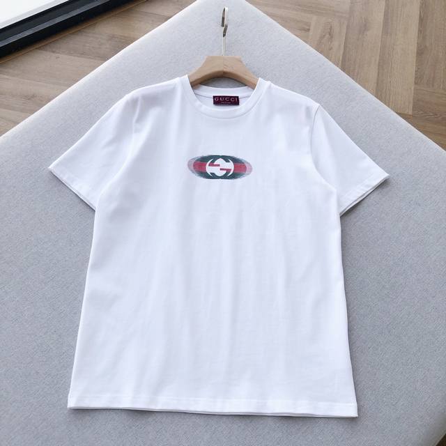 双Gg Logo四色款印花纯棉短袖T恤 标志性的双G Logo 与红绿织带元素巧妙呈现于衣身 经典元素焕新演绎 一眼难忘 无论是胸前的精致图案 还是后背大胆的重