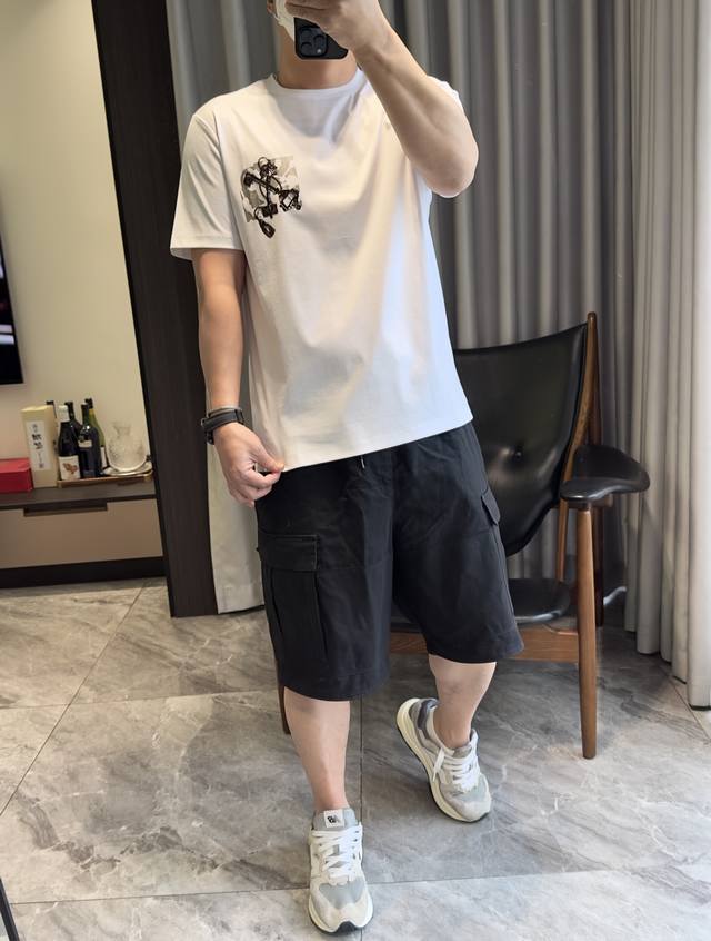 爱*仕 He*M S 2025春夏 最新图型圆领短袖T恤衫 年年经典基础款 实穿百搭款式 胸口最新的主题点缀 以植绒印花的工艺呈现 让主题凹凸有质 高档的同时有