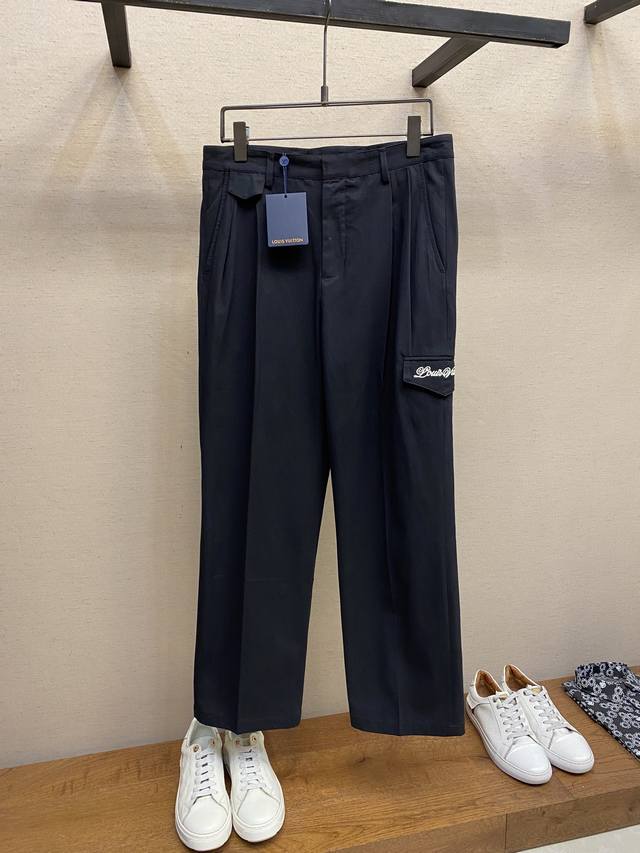 LV 25Ss 春夏新款 前后Logo工装西裤 面料订织380克纯棉梭织面料 细腻手感好 挺阔 前片Logo是进口绣花哑光白加密 后片是1V镶钻经典Logo 整