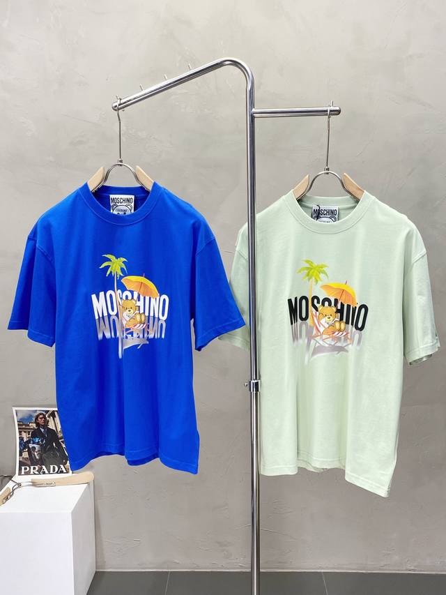 Moschino莫斯奇诺独家专供新款男士休闲短袖 高端定制 高端版本 时尚百搭爆款进口面料 手感超柔软细腻 穿着亲肤舒适 高端精品 代工厂p精细做工 上身非常赞