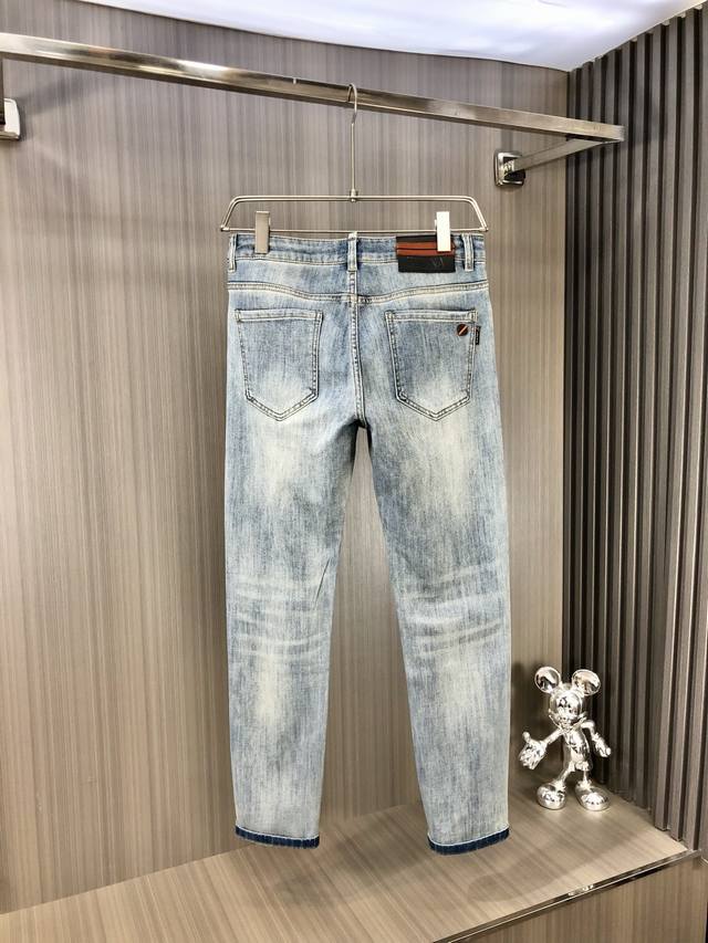 Bai Zegna 杰尼亚 2025春夏最新推出男士牛仔裤新品 重工水洗牛仔面料 定制面料和一般牛仔布料比起来 更加柔软舒适 超重工洗水工艺 双工艺洗水 整条裤
