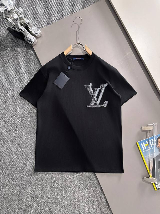 Lv 驴家 2025新款 十字绣手绘工艺Logo Os宽松版型 男女同款 短袖T恤 定制260克100 双纱纯棉面料 定染32支双股螺纹 进口机刺绣工艺 领标吊