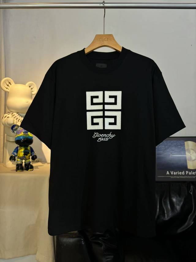 实拍图 顶级版本 #Givenchy#纪梵希.25Ss.经典4G贴皮网点刺绣短袖T恤 面料采用定制Giv全棉双纱面料 克重260G 手感松软细腻扎实 舒适透气不