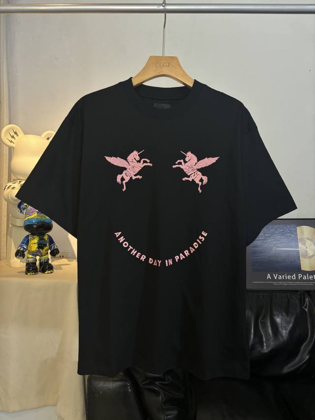 实拍图 顶级版本 #Givenchy#纪梵希.25Ss粉色飞马绣花短袖T恤 面料采用定制Giv全棉双纱面料 克重260G 手感松软细腻扎实 舒适透气不易变形 螺