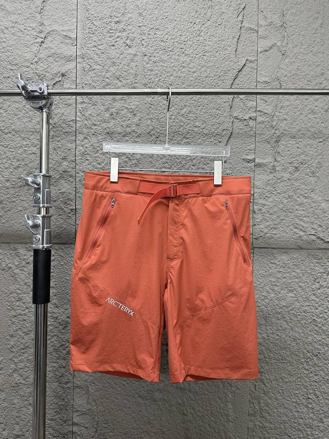 arc'teryx 始祖鸟2025Ss夏季新品户外运动短裤 搭配前字母 后图标反光Logo印花设计图案 配上松紧腰带 可灵活调节腰围 增强舒适性 全套定制辅料