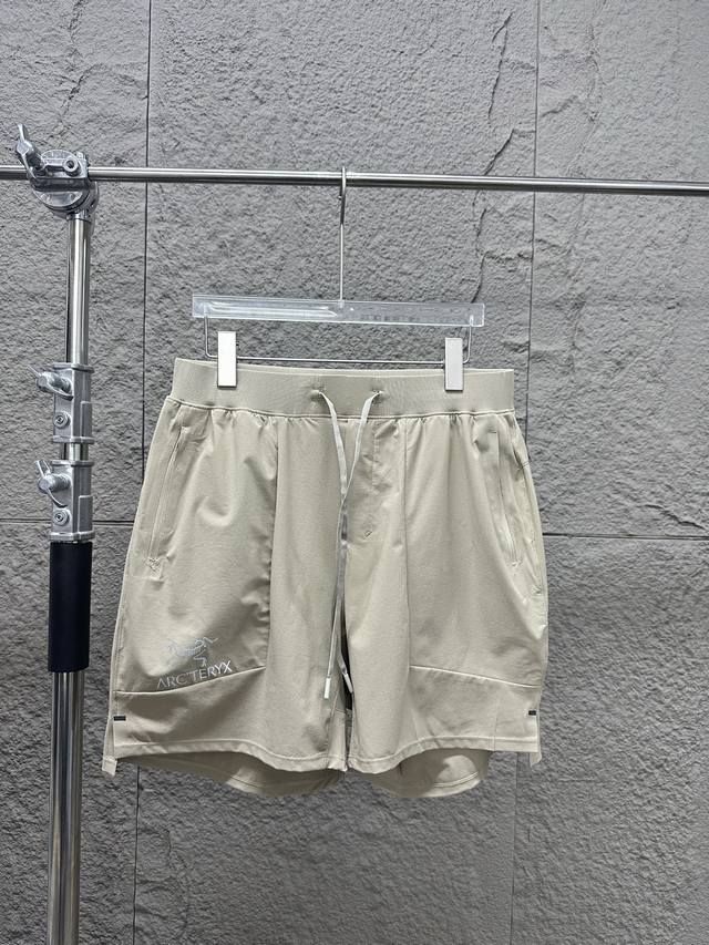arc'teryx 始祖鸟2025Ss夏季新品户外运动短裤 搭配经典反光小图标印花Logo设计图案 配上松紧腰带 可灵活调节腰围 增强舒适性 全套定制辅料 时尚