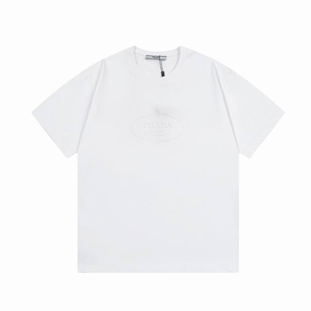 prada 普拉达 2025新款 皇冠项链 字母Logo 凹凸钢印 压花 男女同款 短袖T恤 定制270克100 双纱纯棉面料 定染32支双股螺纹 领标吊牌主唛