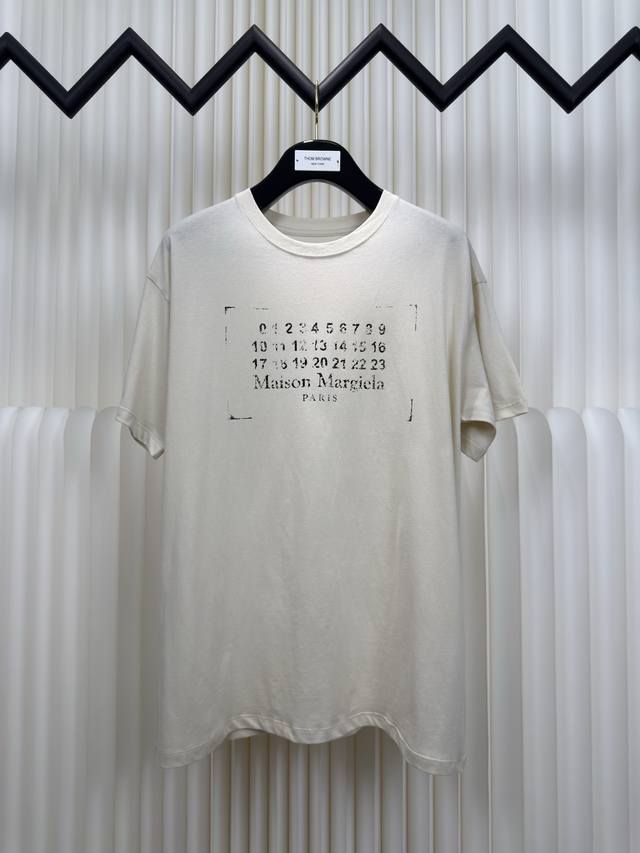 Maison Margiela 磨损数字印花短袖 正品开版-实体柜台-顶奢品质 秒杀市面一切版 定制凝萃洗褪棉平纹棉面料 胸前饰以品牌磨损数字印花Logo 勾勒