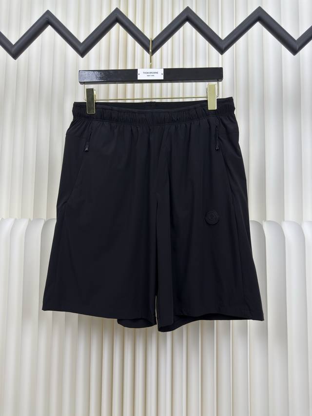 Moncler 蒙口弹力尼龙短裤 正品开版-实体柜台-顶奢品质 秒杀市面一切版 融合锦纶与氨纶科学配比织造 形成独特的经纬双向弹力性能面料 氨纶提供高达40%横