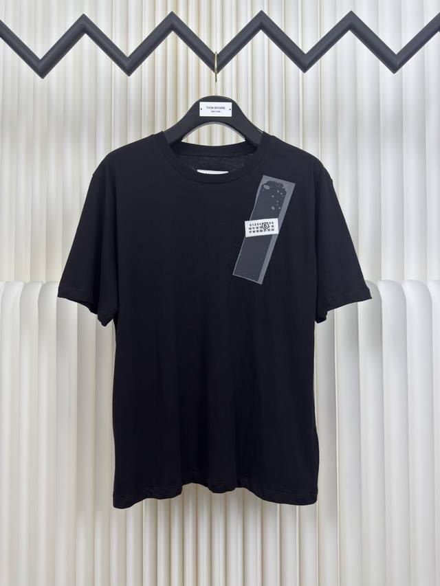 Maison Margiela 胶带数字标签短袖 正品开版-实体柜台-顶奢品质 秒杀市面一切版 定制云逸丝柔棉 爽滑细腻 舒适贴肤 以深邃的黑色为主色调 内敛与