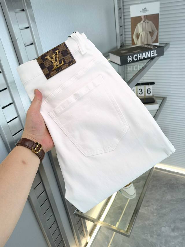 LV* 25Ss春夏新款男士小直筒原单 牛仔短裤 早春新款超柔软 弹力面料 复杂的手工艺叠加 任何一个洗水环节多停留几秒都会变成完全不一样的颜色效果 所以越加珍