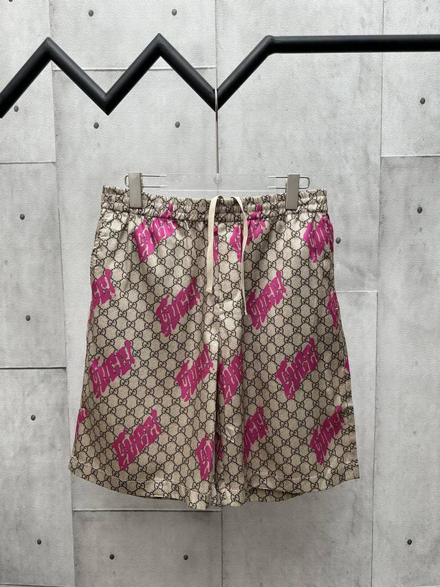 gucci 2025 Ss春夏新款 丝质休闲沙滩短裤 满身双G互扣Logo图案 玫红色字母Logo印花 弹力松紧带腰围 同色系抽绳细节 斜插口袋设计 休闲款式