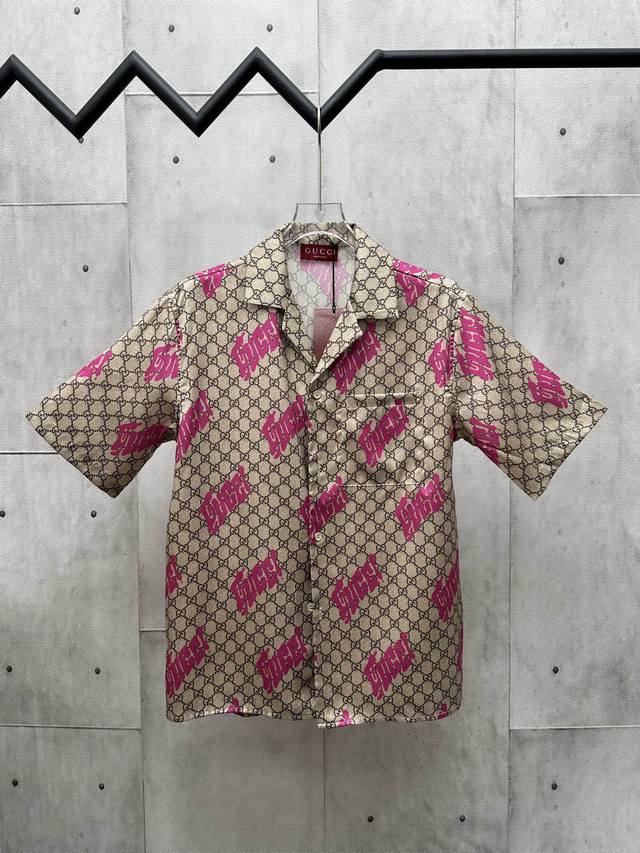 gucci 2025 Ss春夏新款 丝质翻领短袖衬衣 经典咖色双G互扣图案 满身玫红色字母Logo印花 前胸贴布口袋 刻字纽扣开合门襟 直筒剪裁版型不挑人穿 男