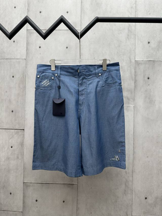 louis Vuitton 路易威登 25Ss新款短袖短裤 regatta 图案描摹繁华港口之景 与当季航游主题巧妙呼应 精致刺绣于棉质青年布勾勒海上漂泊的小船