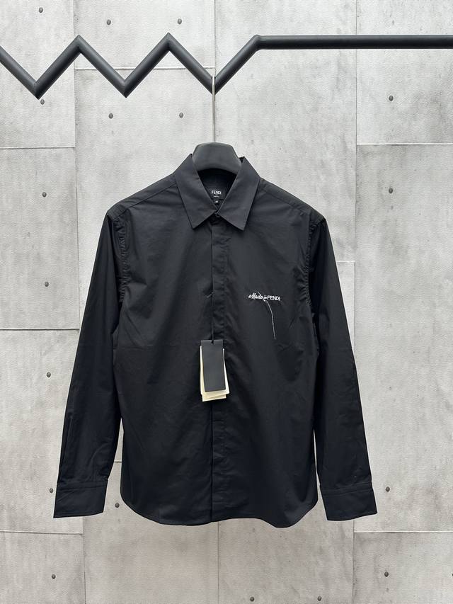 fendi 24Ss 徽标衬衫 棉质衬衫的面料是以棉纤维为主制成的 它具有柔软舒适 透气性好 吸湿性强等特点 棉质衬衫适合在春夏季节穿着 因为棉纤维的透气性可以